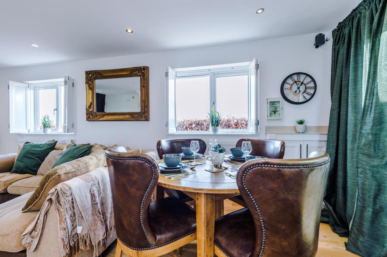 "Woodlands" By Greenstay Serviced Accommodation - Luxury 3 Bed Cottage In North Wales With Stunning Countryside Views & Parking - Close To Glan Clwyd Hospital - The Perfect Choice For Contractors, Business Travellers, Families And Groups Bodelwyddan 외부 사진